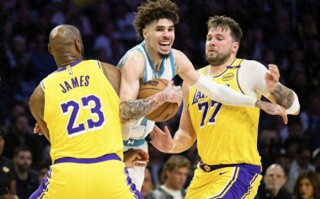 vsports体育-湖人客场惜败太阳，遭遇两连败