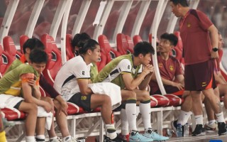 vsports体育-足球较量紧张刺激，局势扑朔迷离