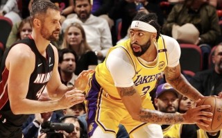 V体育官方app-热火主场负于灰熊，遭遇三连败状态不佳