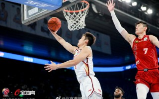 V体育官网-力挽狂澜！球队奋勇拼抢，冲击胜利