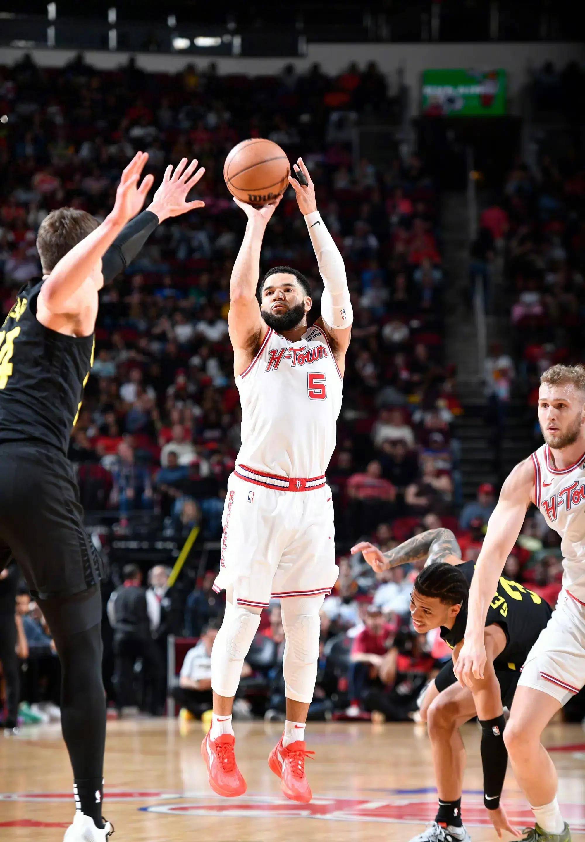 V体育官网-汤普森重返赛场,勇士状态回升-第1张图片-V体育 V体育官网-汤普森重返赛场,勇士状态回升-第1张图片-V体育