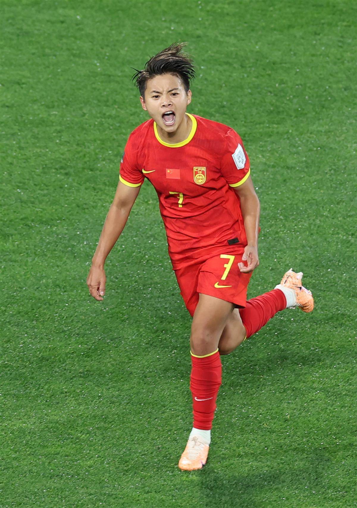 V体育-精神抖擞的足球赛事：女队展现顶尖实力！-第1张图片-V体育