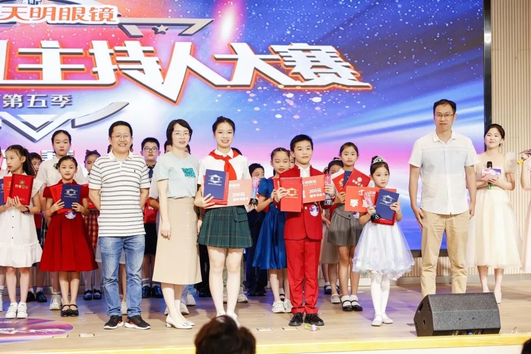 V体育官方app-南极洲篮球比赛强强对决，全球眼球聚焦精彩对决-第2张图片-V体育