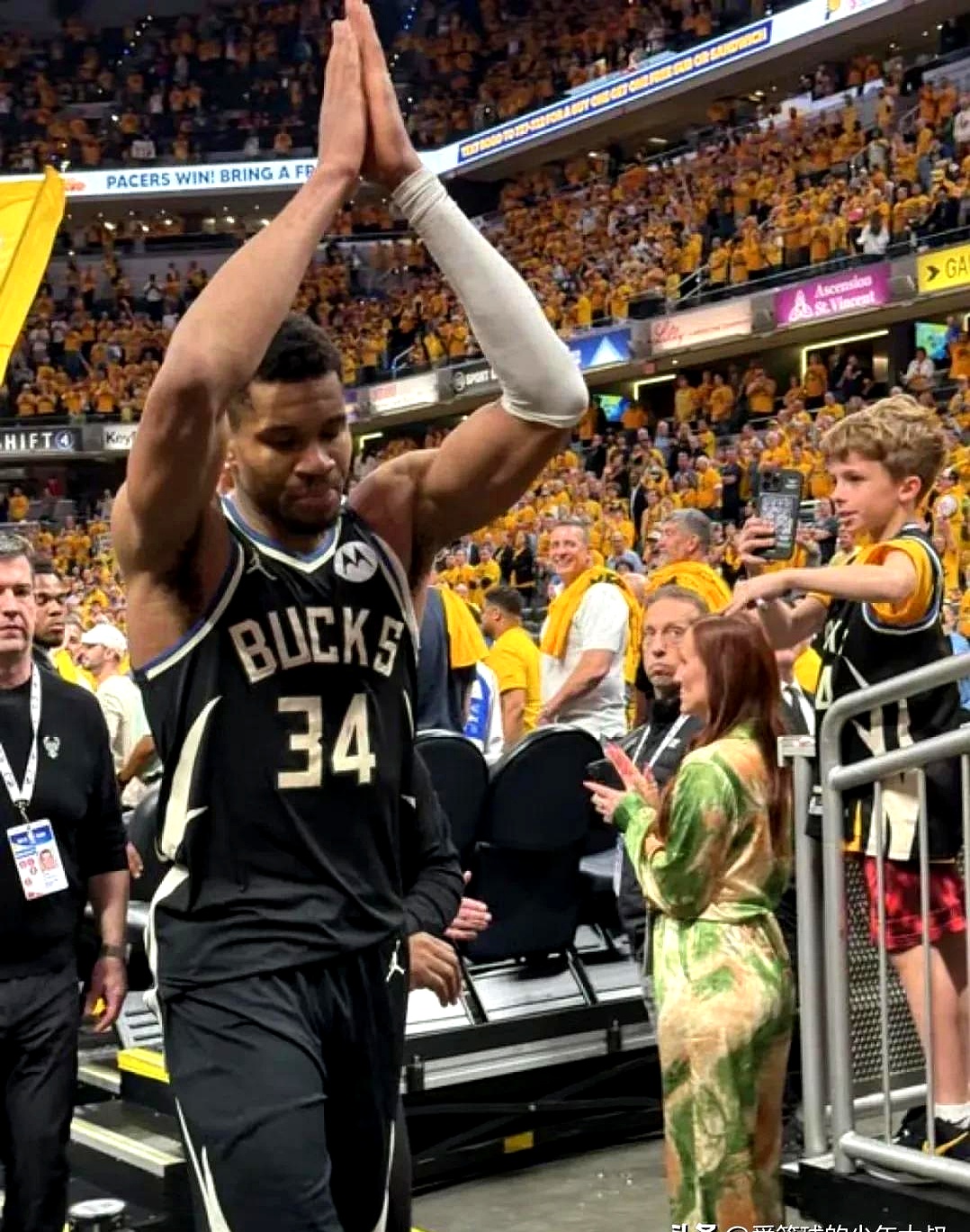 V体育-雄鹿胜篮网，字母哥砍下35分-第1张图片-V体育