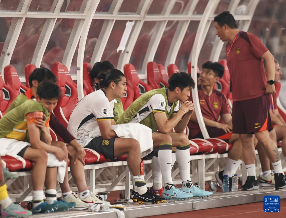 vsports体育-足球较量紧张刺激，局势扑朔迷离-第1张图片-V体育