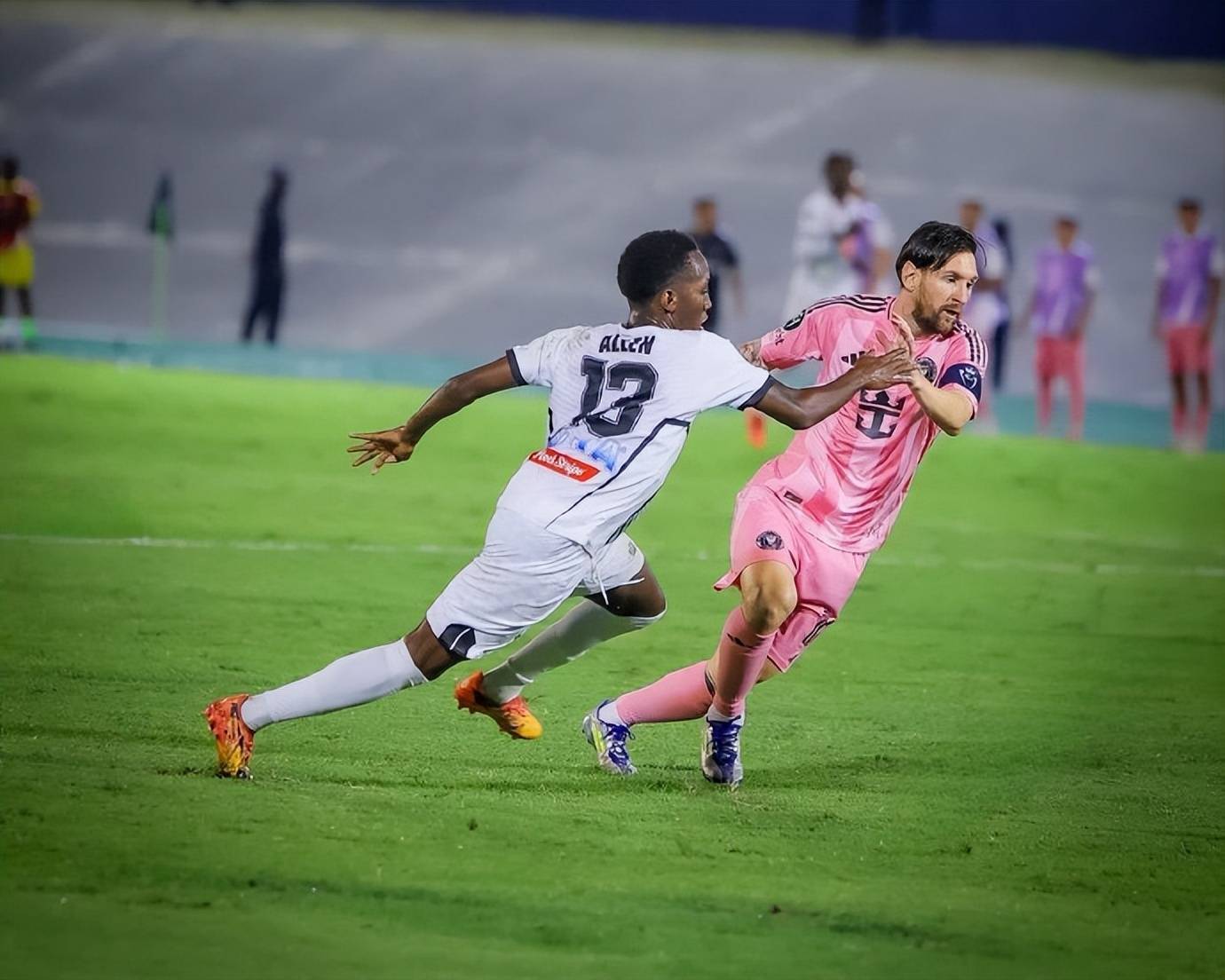 V体育官方app-梅西领头作战，欧锦赛半决赛众队搏命一搏-第1张图片-V体育